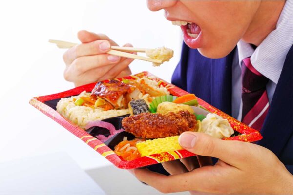 働く大人たち、昼食代は《ワンコイン以下》！？ “歴史的”賃上げも…寂しすぎる「お財布事情」2024