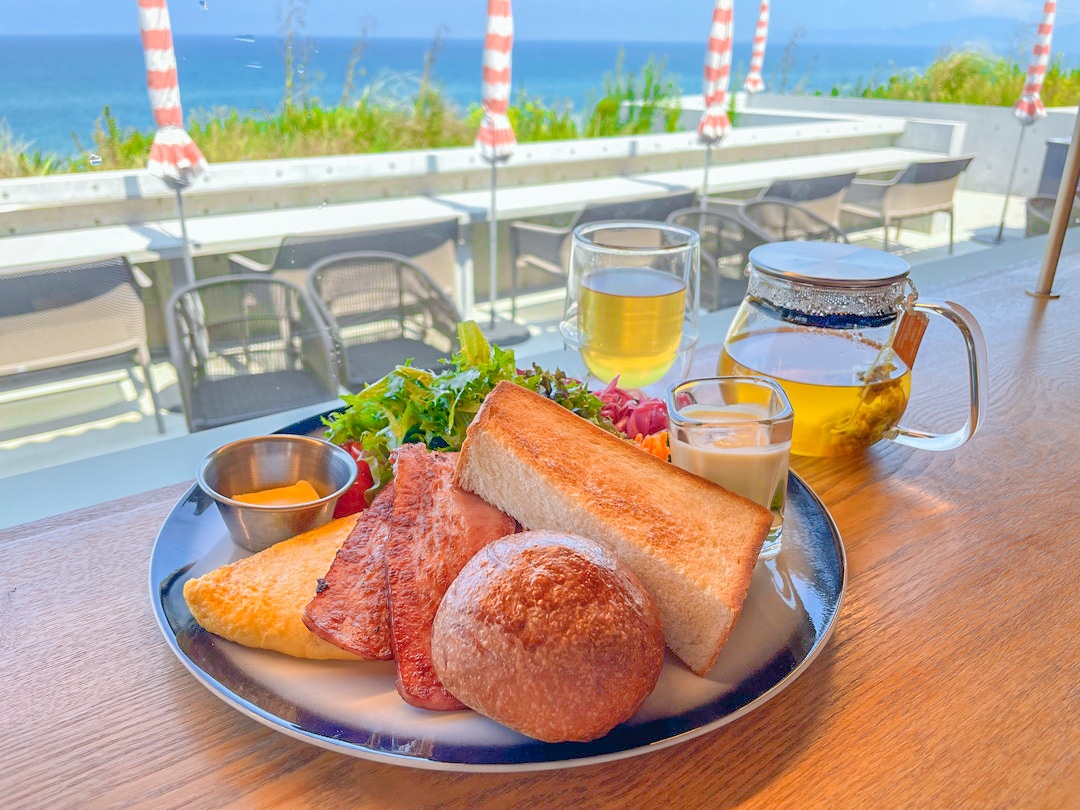 【土日限定】海を眺めながら非日常が味わえるモーニング。地元の卵を使用したとろとろオムレツや自家製パンも最高｜島根県出雲市