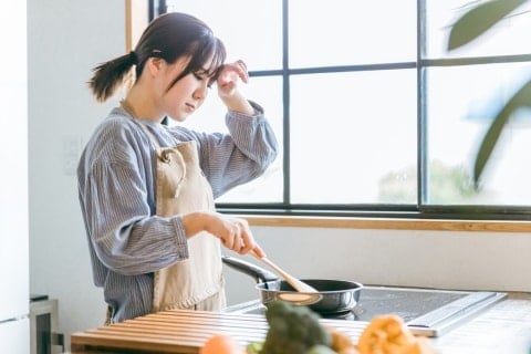 「早く起きて、飯を作れ」風邪で寝込む妻に、家事を強制する夫…離婚事由になる？