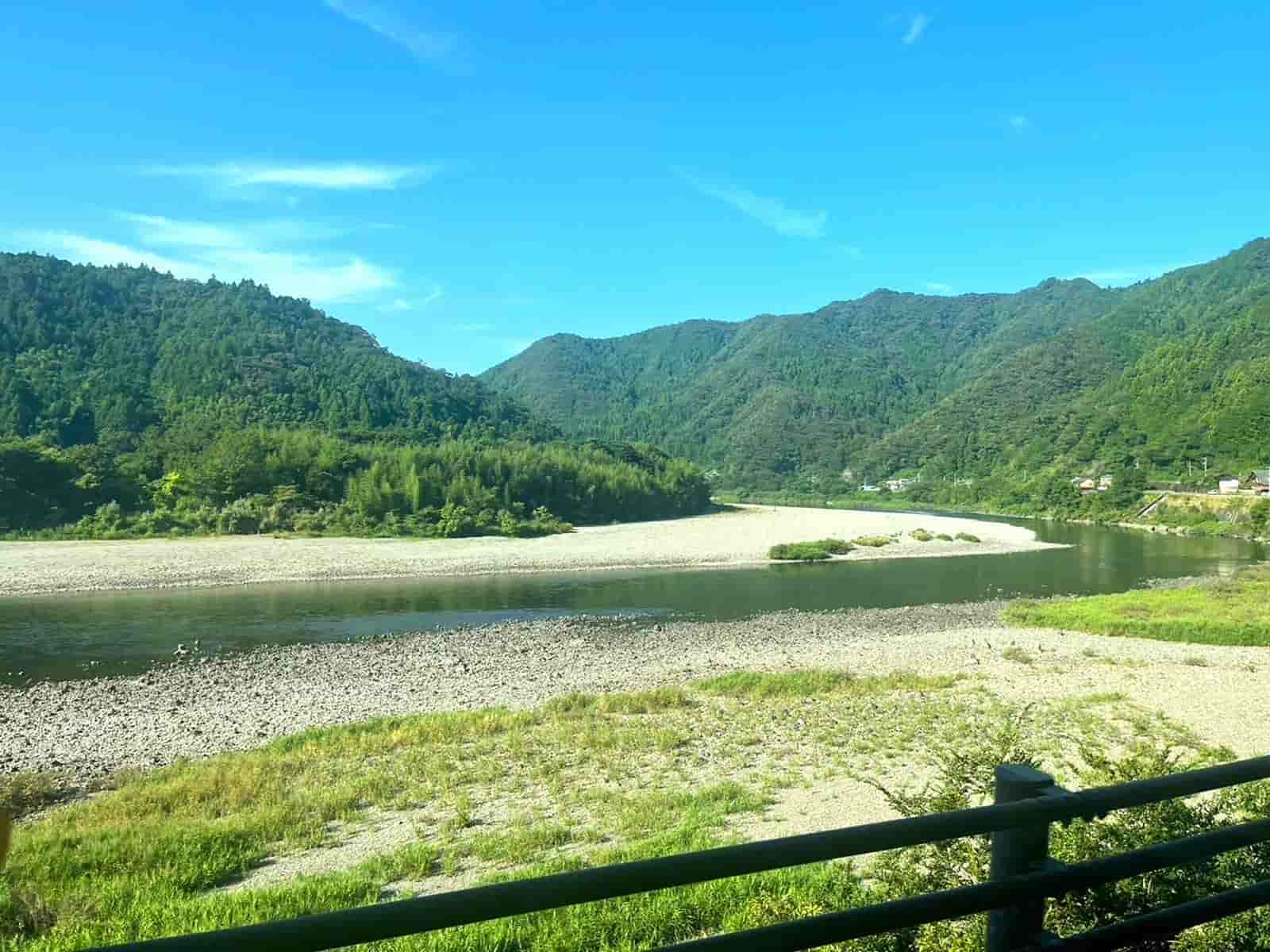 【高知県仁淀川】神秘の〝仁淀ブルー〟で黄金に輝く鮎と戯れる！