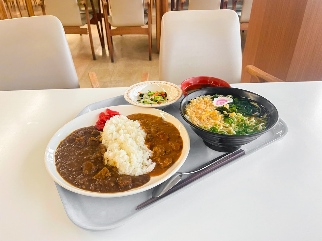 誰でも利用OK！鳥取県庁食堂でご当地グルメ「素ラーメン」と名物カレーを食べてみた｜鳥取市