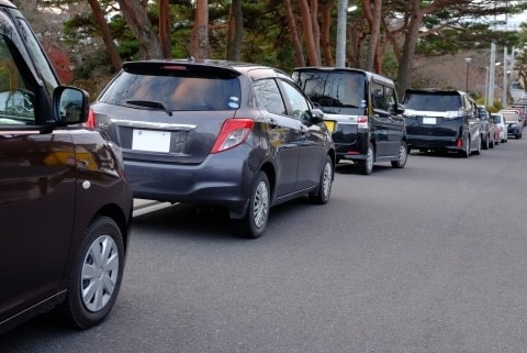 「何が気に食わないんだ塾の迎えだぞ！」大量の違法駐車に困惑　バリケードなどで対抗してもいい？