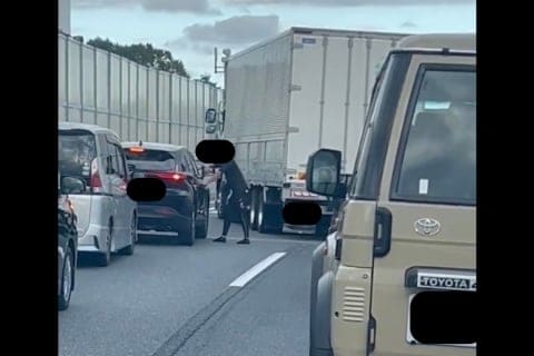 首都高でトラック運転手が車線をふさぎ、後続車両に暴行か…動画が拡散　いったい何の罪に問われるのか？