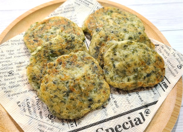 外はカリッと中はふわとろ♡豆腐と片栗粉で「青のり豆腐餅」作ろう！混ぜて焼くだけと超絶簡単なの♪