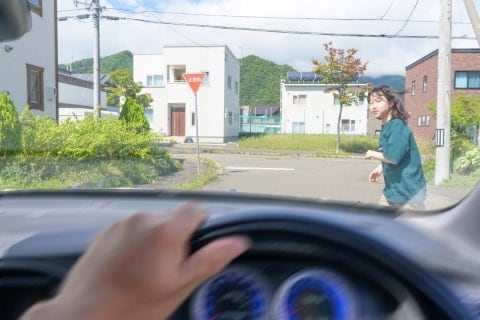 子どもを助けるために車道へ！ドラマやアニメでは格好いいけど…自分からケガしにいってもドライバーの責任になる？