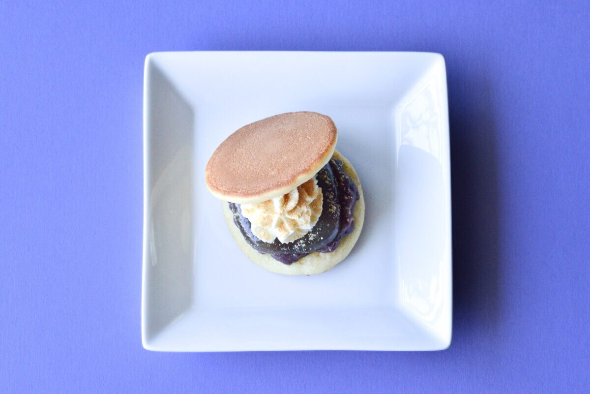 ふわふわ×もちもちの贅沢スイーツ【セブン】黒蜜入りわらび餅どら焼