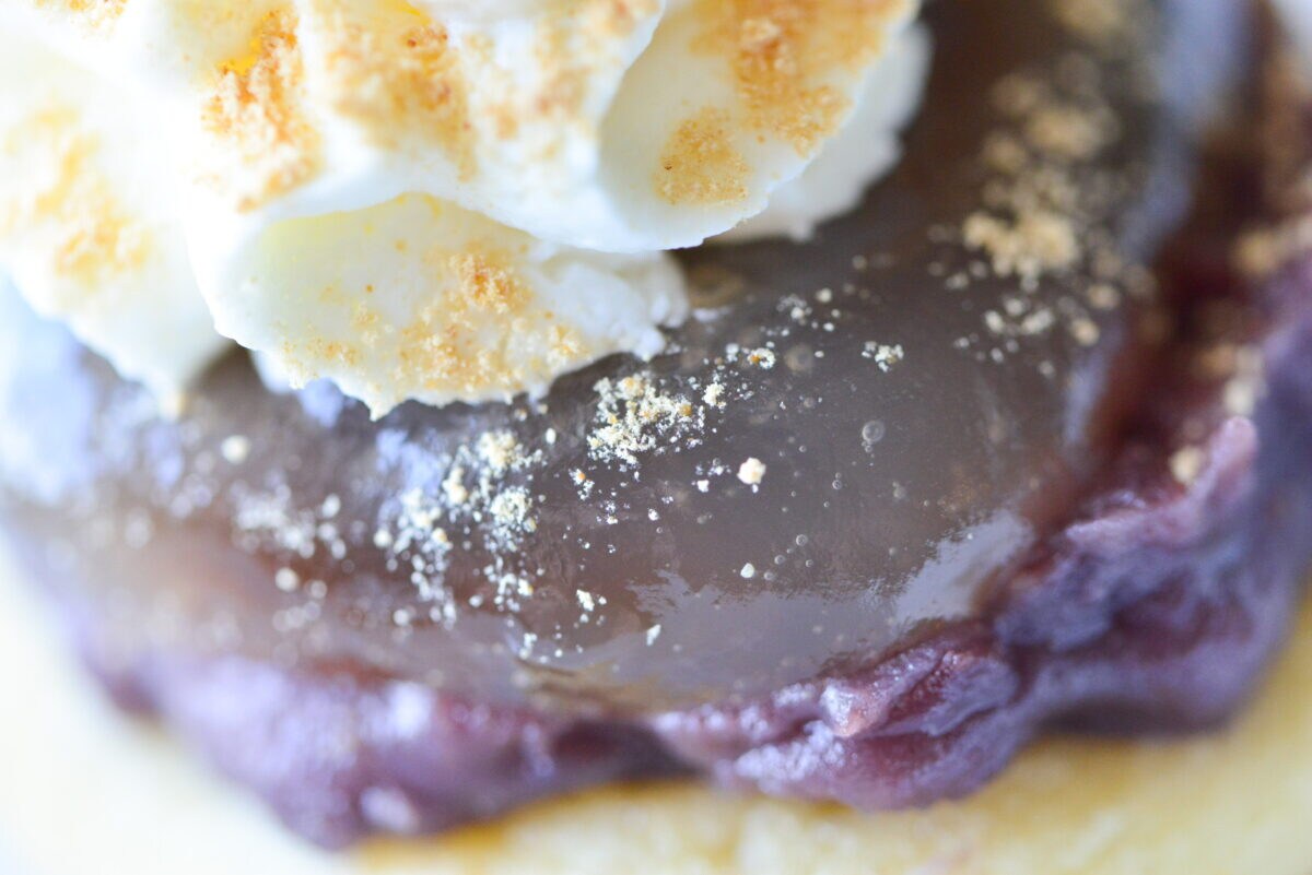 ふわふわ×もちもちの贅沢スイーツ【セブン】黒蜜入りわらび餅どら焼