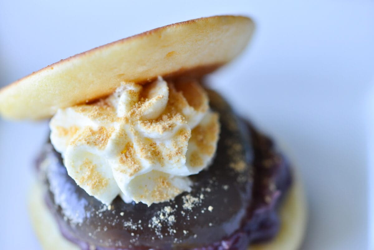 ふわふわ×もちもちの贅沢スイーツ【セブン】黒蜜入りわらび餅どら焼