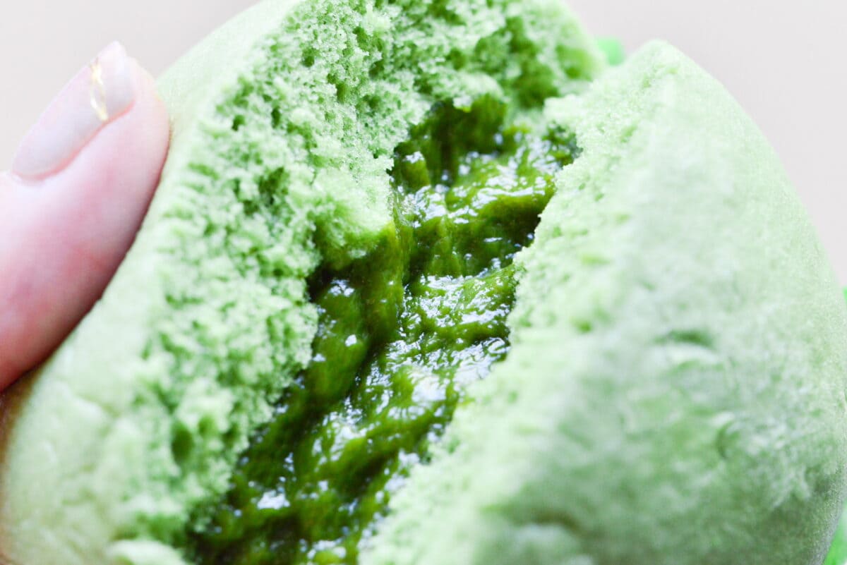 見つけたらラッキー!「ハマるうまさ」【ローソン】抹茶ショコラまん