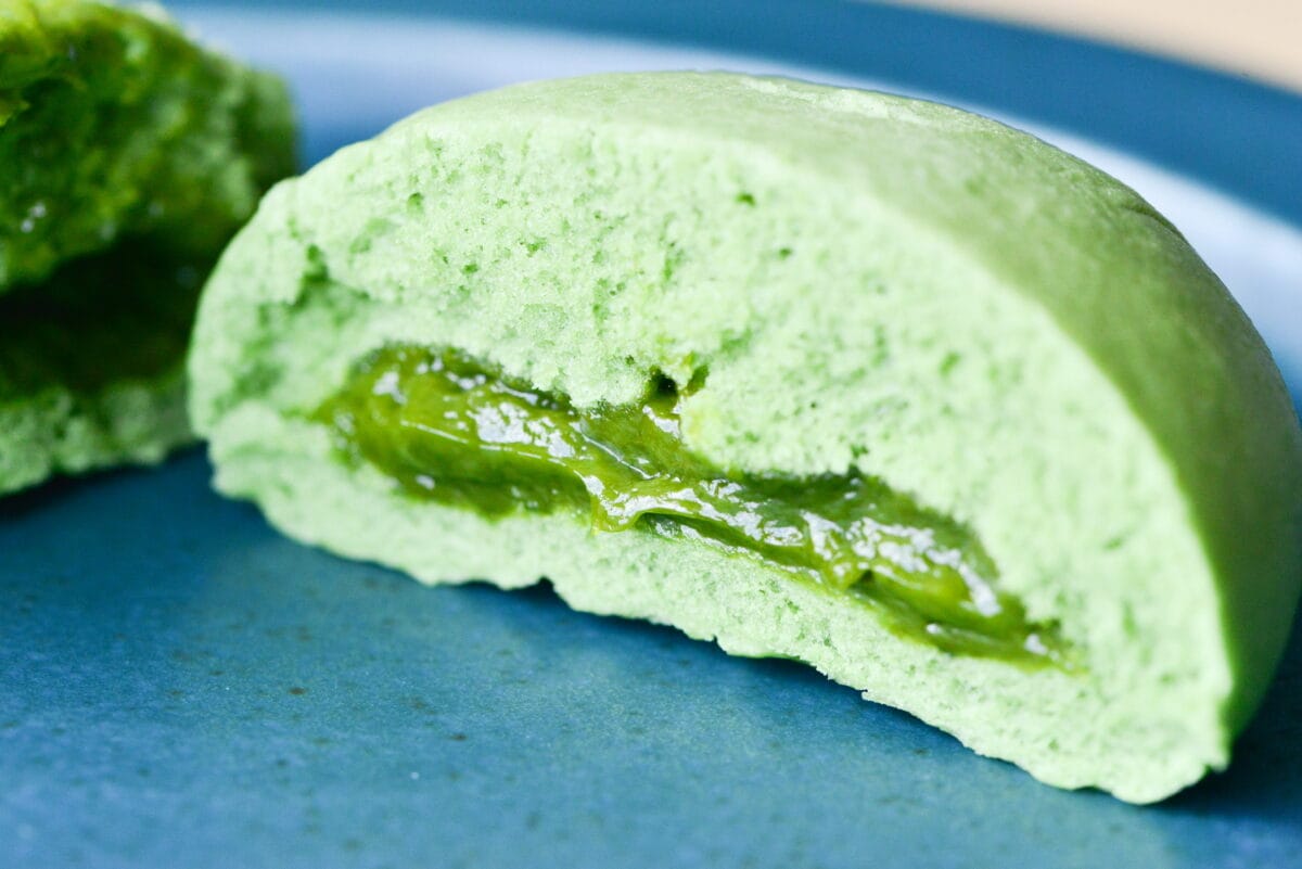 見つけたらラッキー!「ハマるうまさ」【ローソン】抹茶ショコラまん