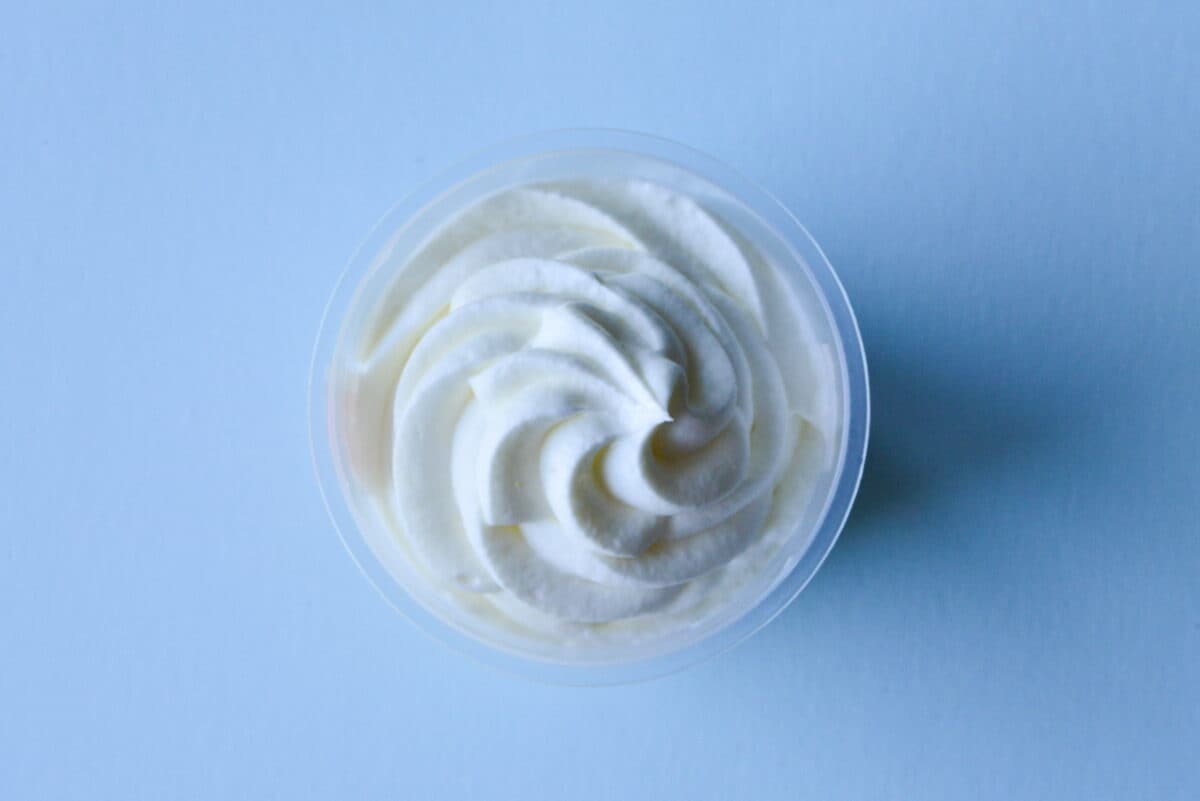 あのご褒美スイーツが登場【セブン】ホイップクリームのミルクプリン