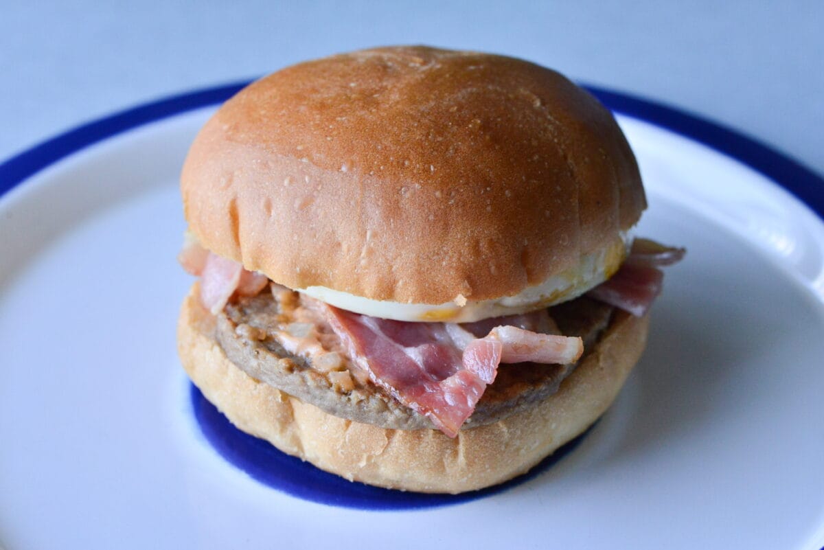 コンビニ月見もすごい！おいしく満足！【ファミマ】ベーコン月見バーガー