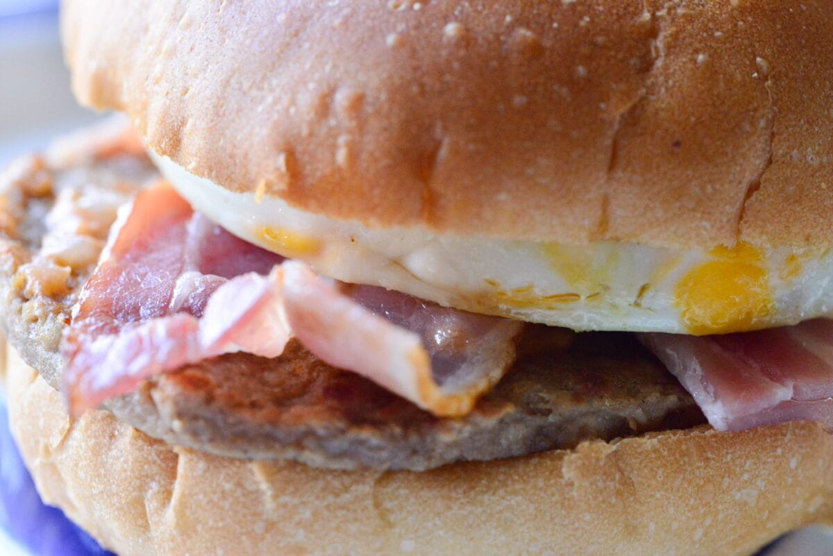 コンビニ月見もすごい!おいしく満足!【ファミマ】ベーコン月見バーガー