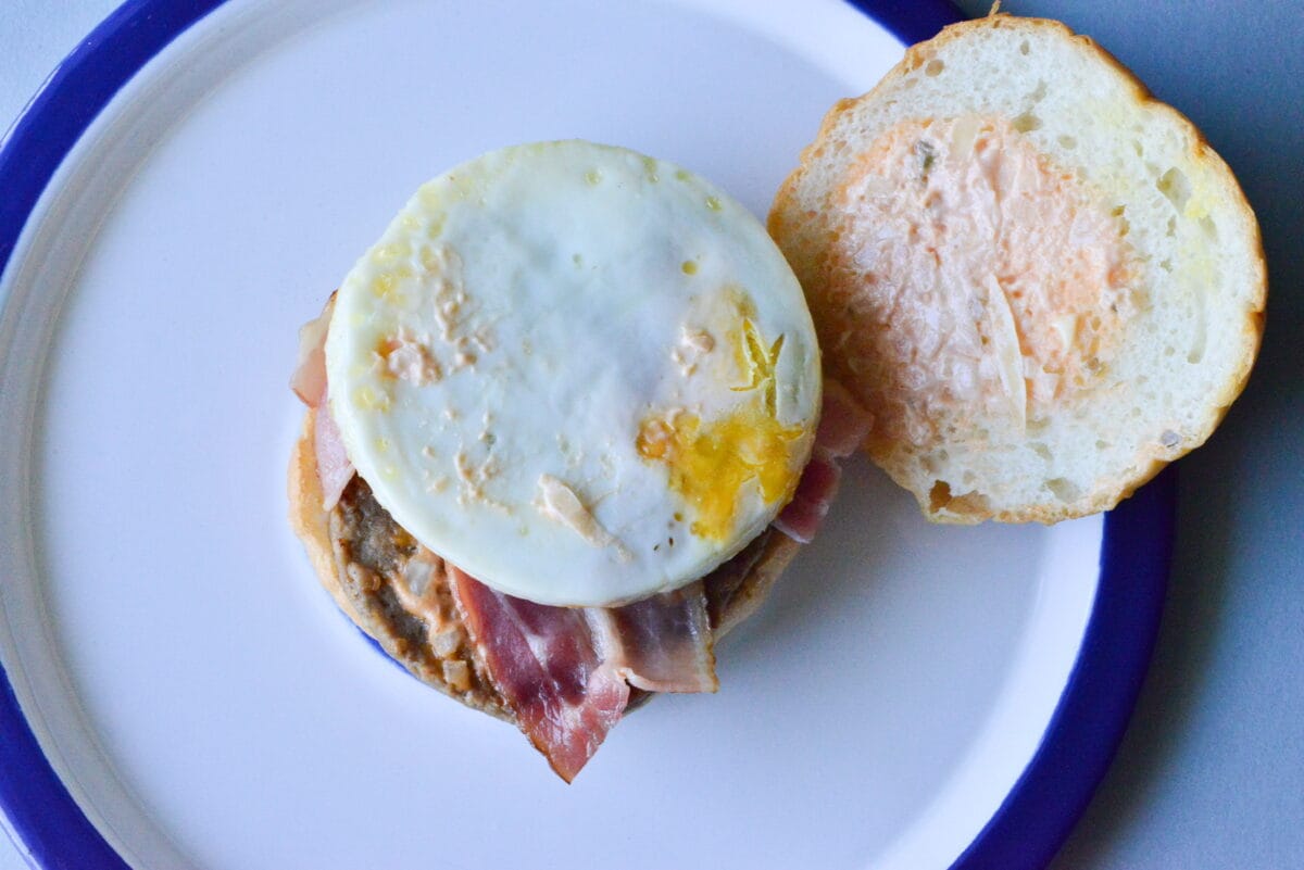 コンビニ月見もすごい!おいしく満足!【ファミマ】ベーコン月見バーガー