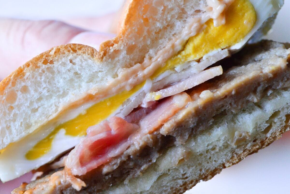 コンビニ月見もすごい!おいしく満足!【ファミマ】ベーコン月見バーガー