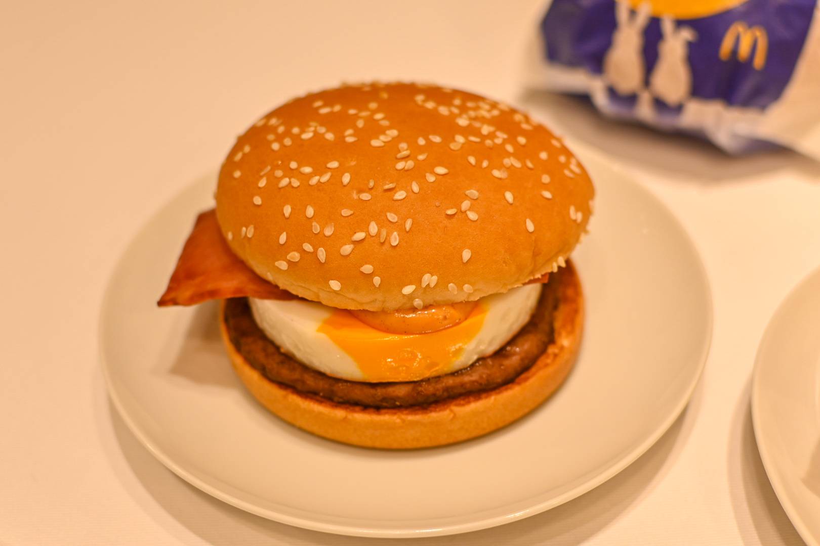 マクドナルド「月見バーガー」を食べ比べ！今年は「芳醇ふわとろ月見」が仲間入り