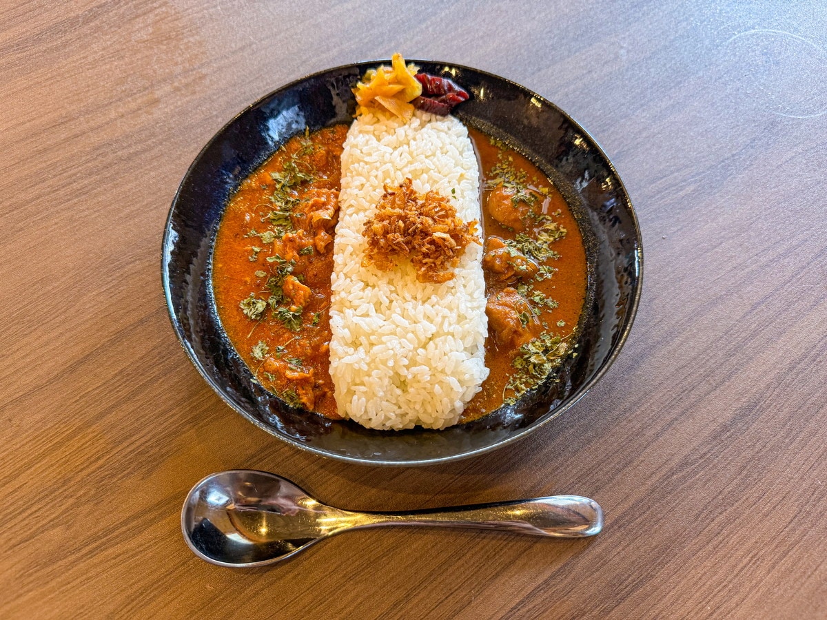 山間の町で地域に愛されるスパイスカレー店。スパイスの違いを楽しめる2種のあいがけカレー｜鳥取市用瀬町