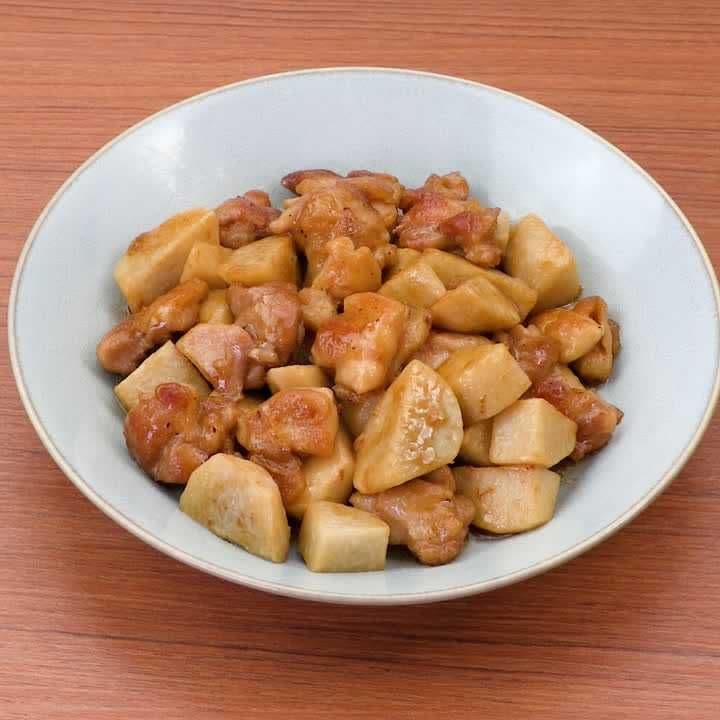 ごはんのおかずにぴったり！鶏肉と里芋の甘酢炒め