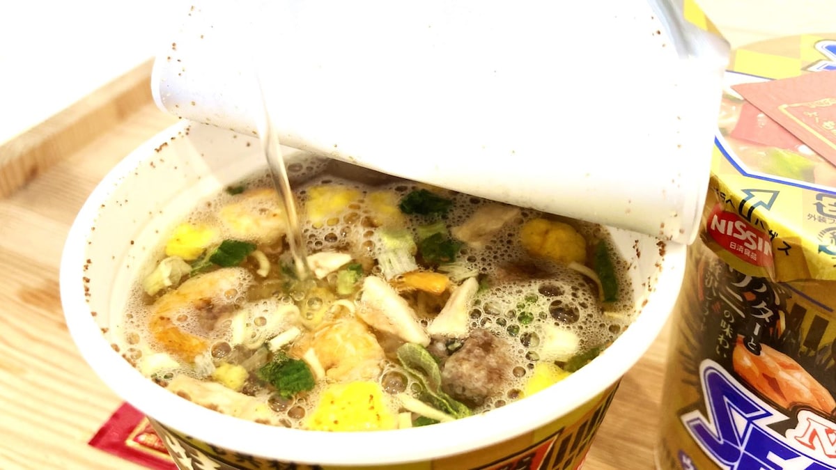 特上カップヌードル 特製松茸風味オイル