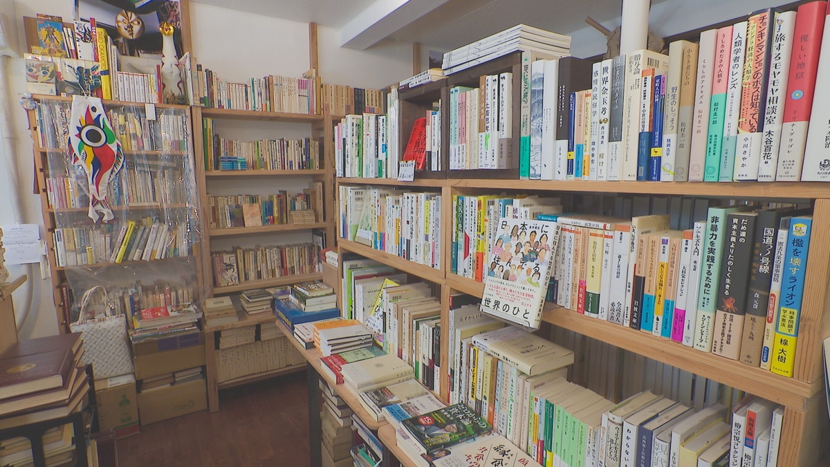 商店街にある本屋さん。店内のカフェで本を片手に「読書のためのお茶」を楽しむ。｜出雲市