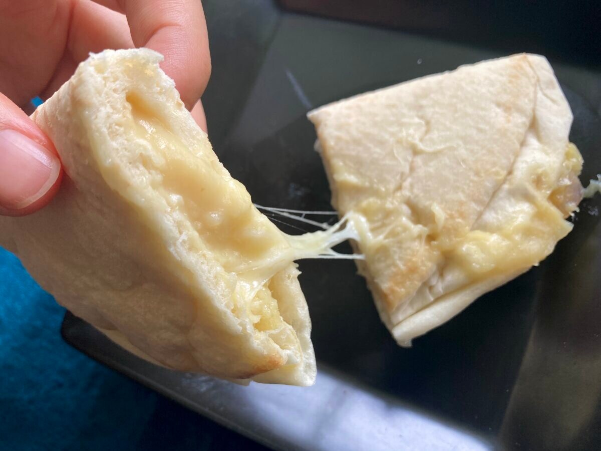 甘じょっぱさがクセになる♡【ファミマのお芋掘り】ピザサンド さつまいもチーズ