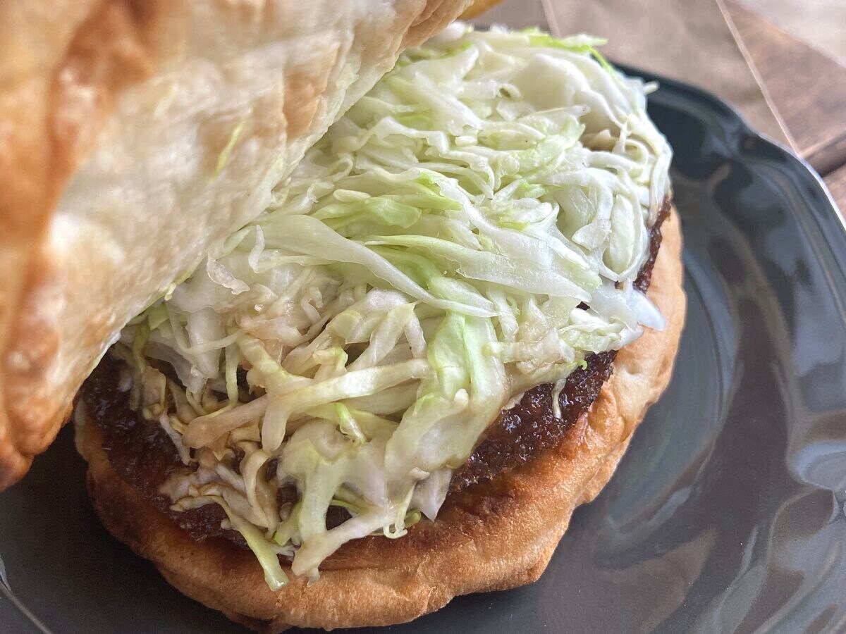 “裏月見”って、一体何!? こだわり素材のシンプルさがいい【モスバーガー】メンチカツフォカッチャ