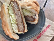 “裏月見”って、一体何!? こだわり素材のシンプルさがいい【モスバーガー】メンチカツフォカッチャ