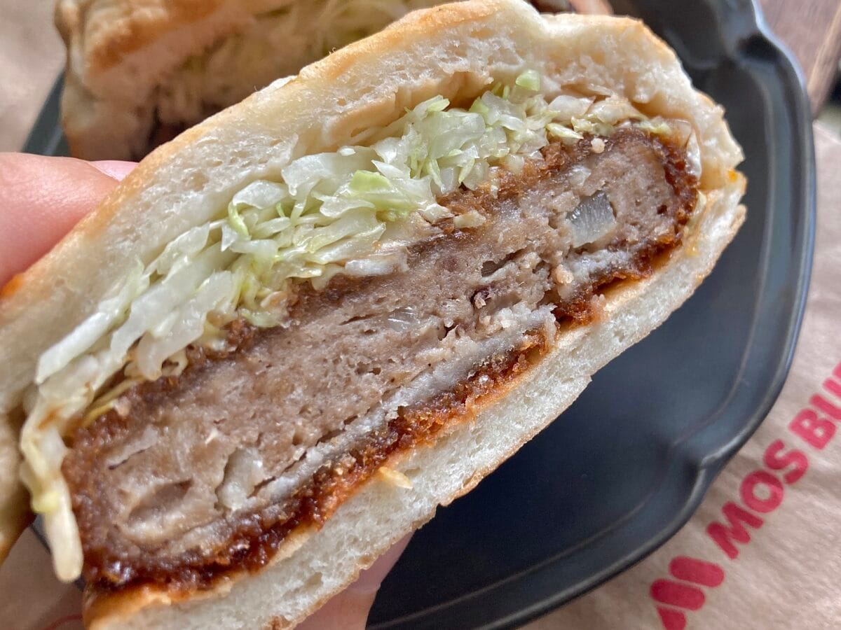 “裏月見”って、一体何!? こだわり素材のシンプルさがいい【モスバーガー】メンチカツフォカッチャ