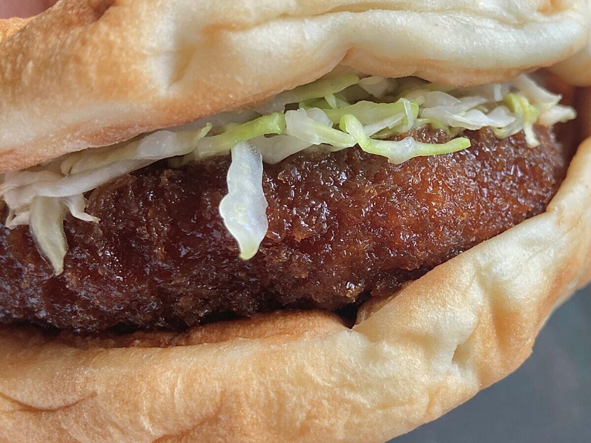 “裏月見”って、一体何!? こだわり素材のシンプルさがいい【モスバーガー】メンチカツフォカッチャ