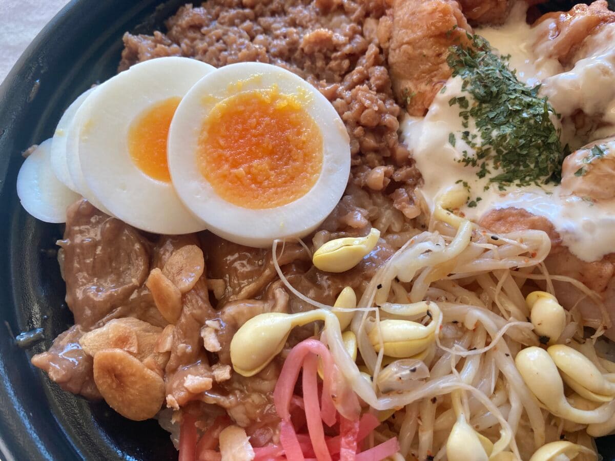 主役級おかず全部乗せちゃえ!【ファミマ】大迫力のよくばり丼が新登場!