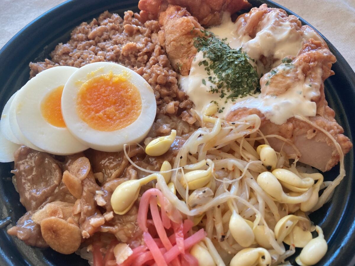 主役級おかず全部乗せちゃえ！【ファミマ】大迫力のよくばり丼が新登場！