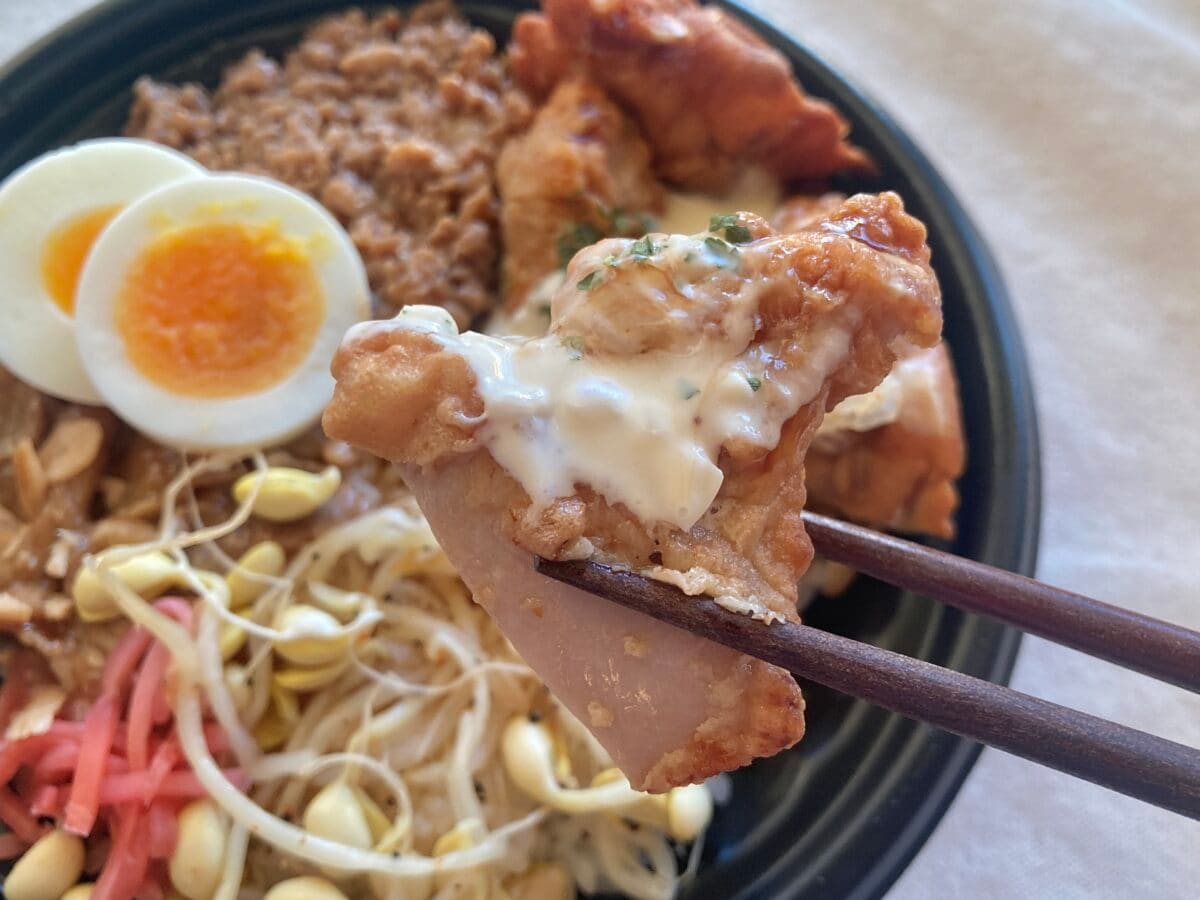 主役級おかず全部乗せちゃえ!【ファミマ】大迫力のよくばり丼が新登場!