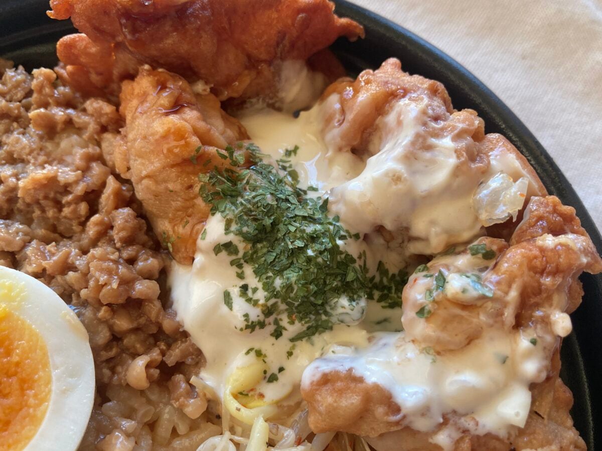 主役級おかず全部乗せちゃえ!【ファミマ】大迫力のよくばり丼が新登場!