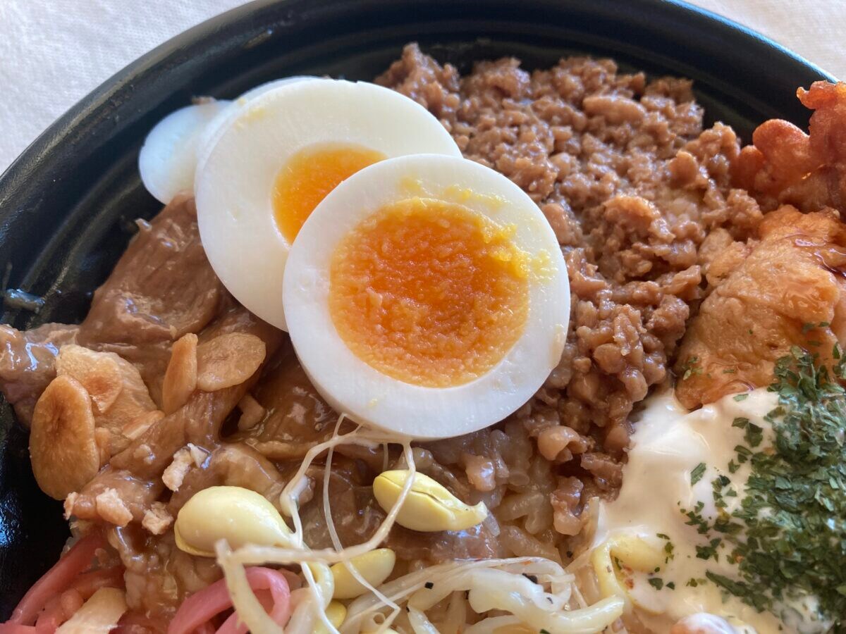 主役級おかず全部乗せちゃえ!【ファミマ】大迫力のよくばり丼が新登場!