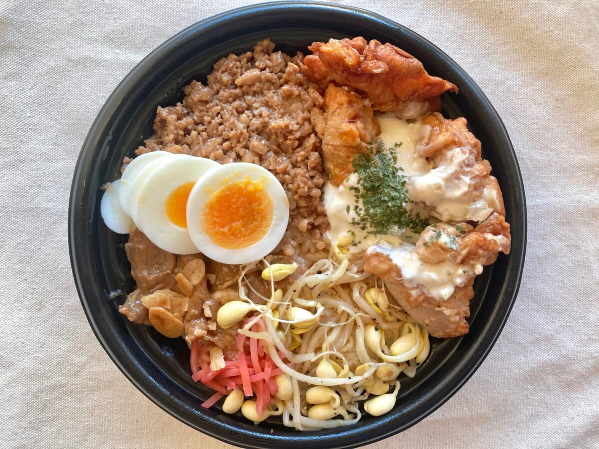 主役級おかず全部乗せちゃえ!【ファミマ】大迫力のよくばり丼が新登場!