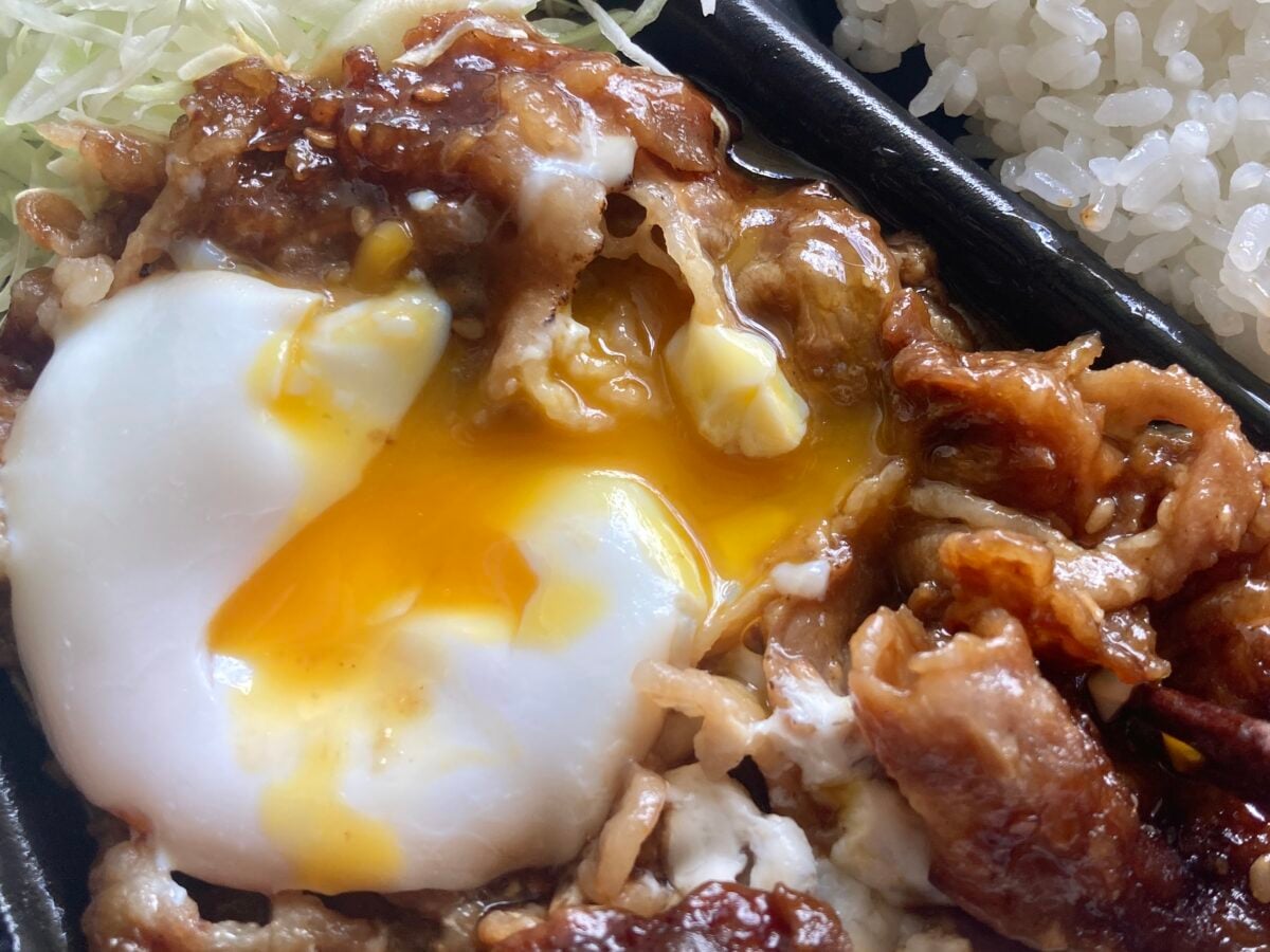 半熟たまごと炭火牛カルビで優勝!【ローソン】とろ~り月見牛カルビ弁当