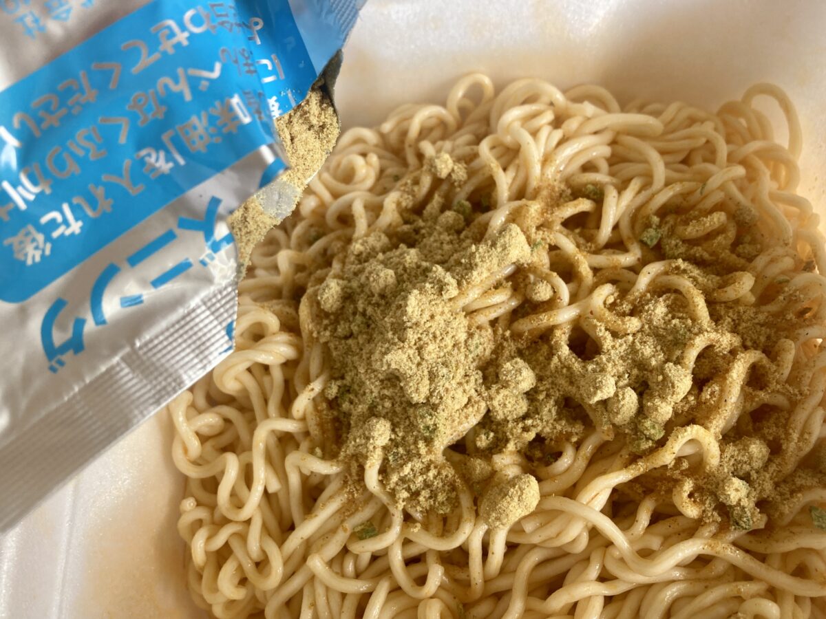Wパンチのガツンと濃い味！【ローソン】人気者コラボの焼きそばが新登場
