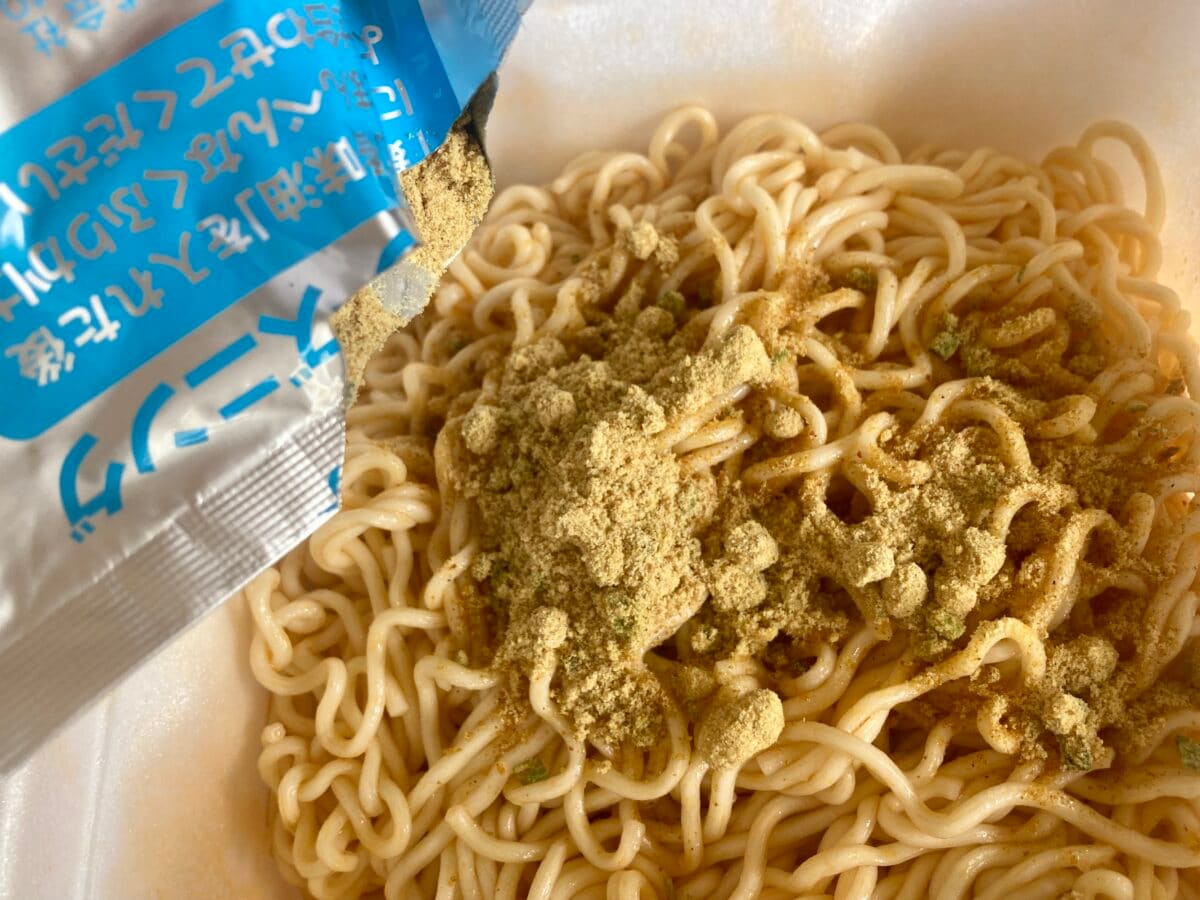 Wパンチのガツンと濃い味！【ローソン】人気者コラボの焼きそばが新登場