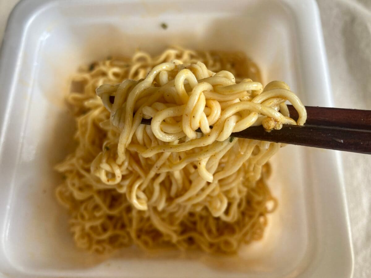 Wパンチのガツンと濃い味！【ローソン】人気者コラボの焼きそばが新登場