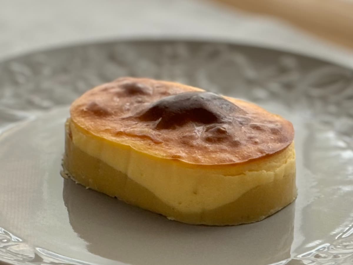 お芋が強めでほんのり爽やか【ファミマ】紅はるかのバスク風チーズケーキ