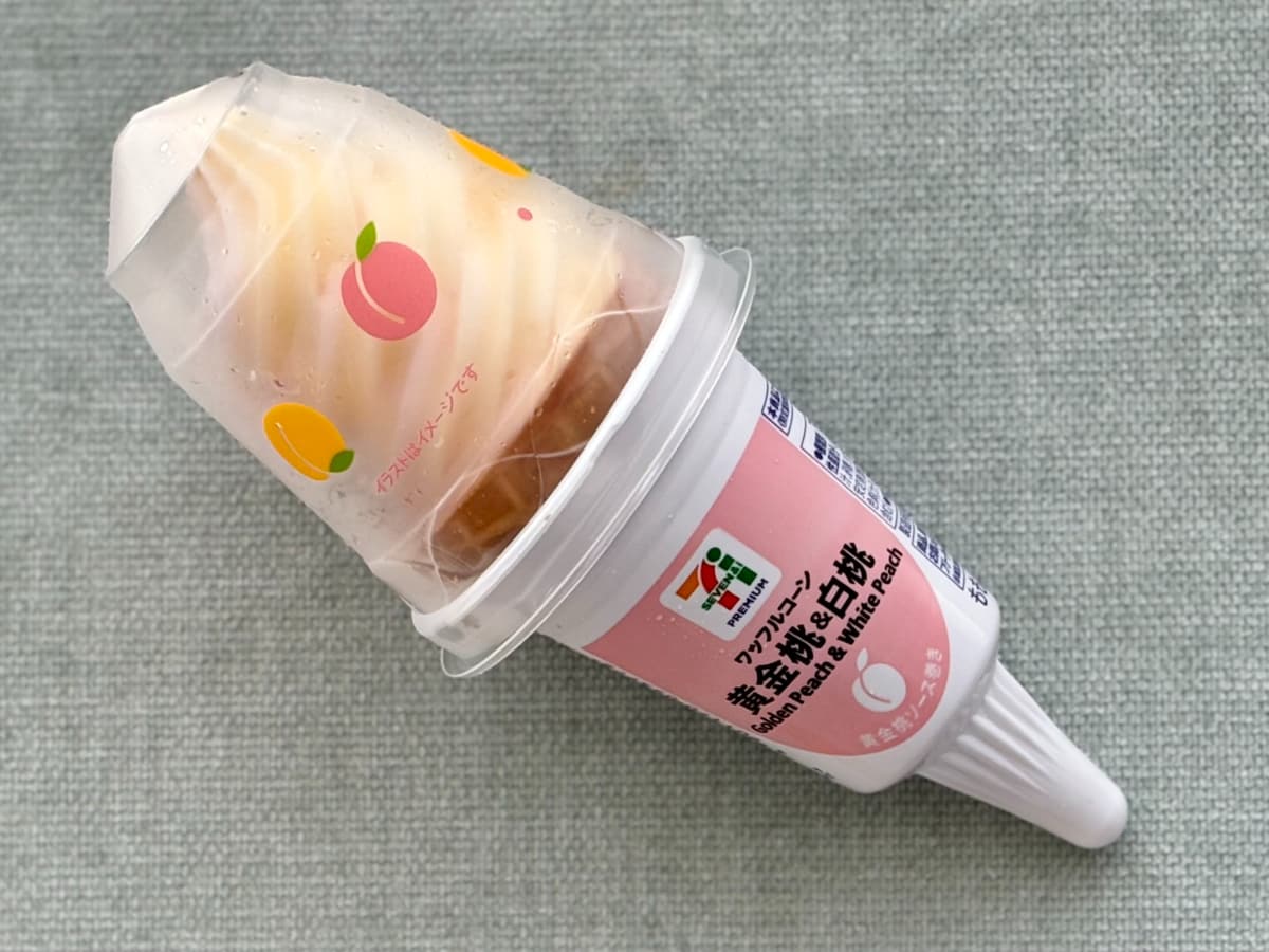 桃の甘さたっぷりで「おいしさ爆発」の声も【セブン】新作ワッフルコーン