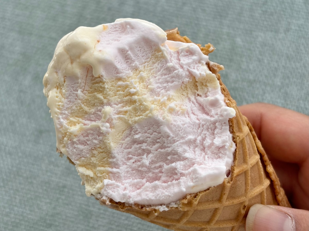 桃の甘さたっぷりで「おいしさ爆発」の声も【セブン】新作ワッフルコーン