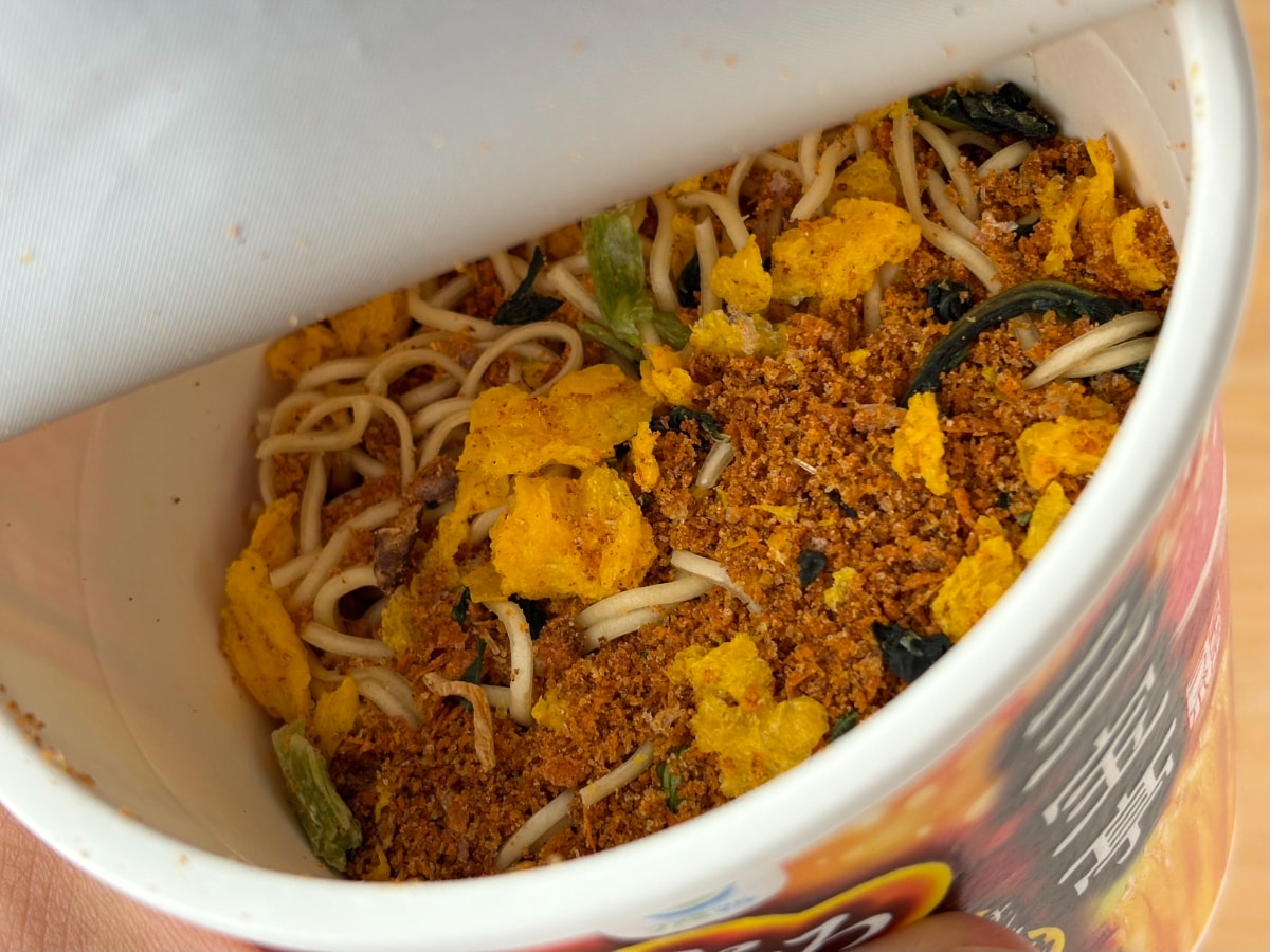 酸味と辛味のあるとろみスープが美味！【ファミマ】人気店監修のカップ麺