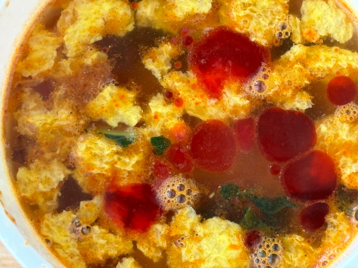 酸味と辛味のあるとろみスープが美味！【ファミマ】人気店監修のカップ麺