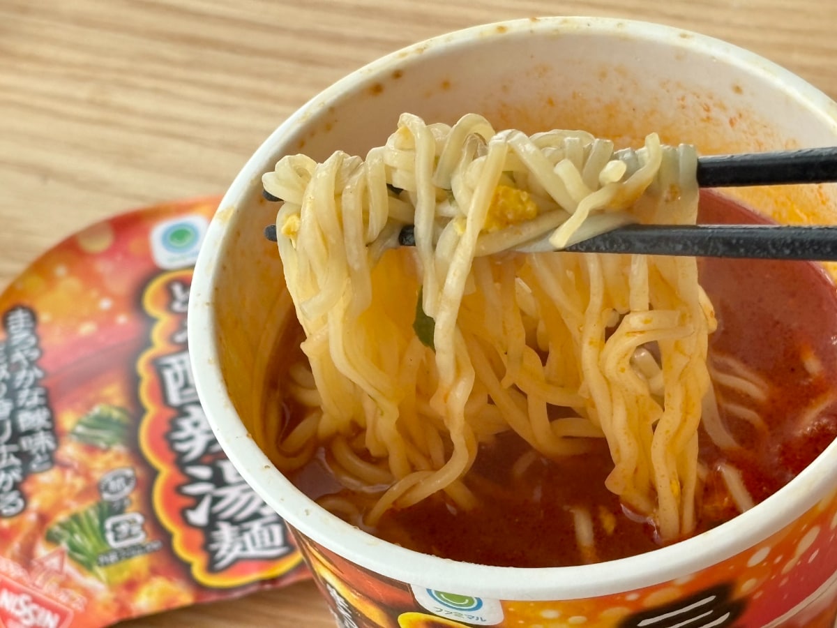 酸味と辛味のあるとろみスープが美味！【ファミマ】人気店監修のカップ麺