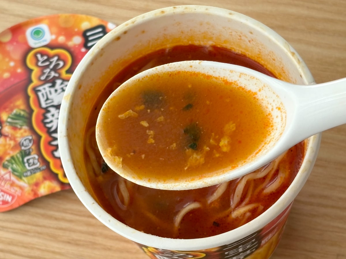酸味と辛味のあるとろみスープが美味!【ファミマ】人気店監修のカップ麺