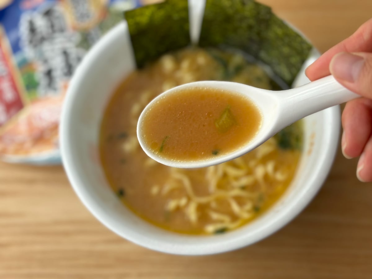 もっちり極太麺がうますぎ！【明星】「麺神」の横浜家系豚骨醤油を実食