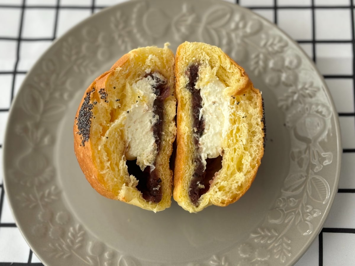 粒あんとホイップが織りなすリッチ感がすごい♡【ファミマ】新作パン