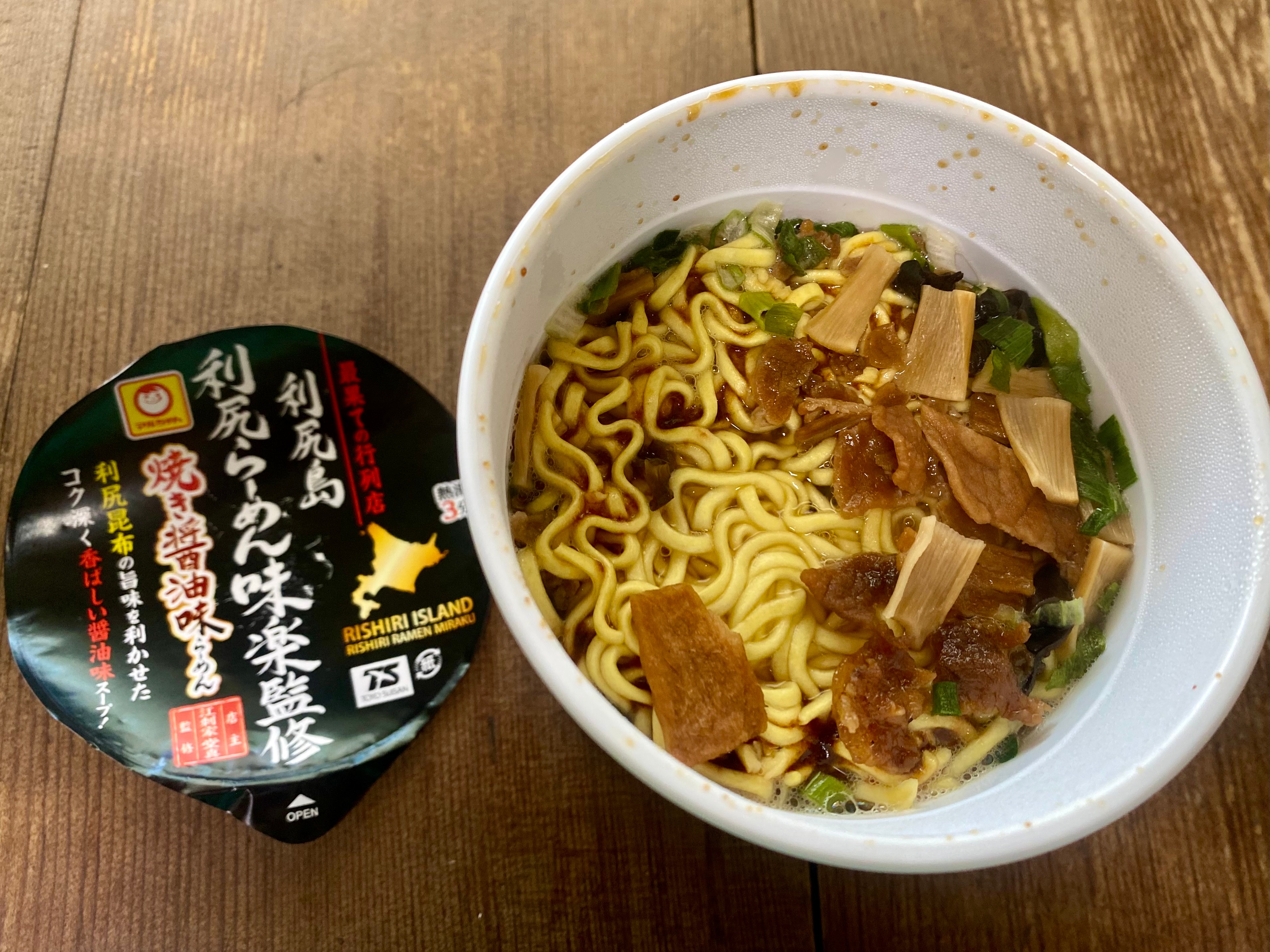 香ばしい醤油の匂いが食欲をそそる【ローソン】東洋水産　利尻らーめん味楽監修の焼き醤油味らーめん