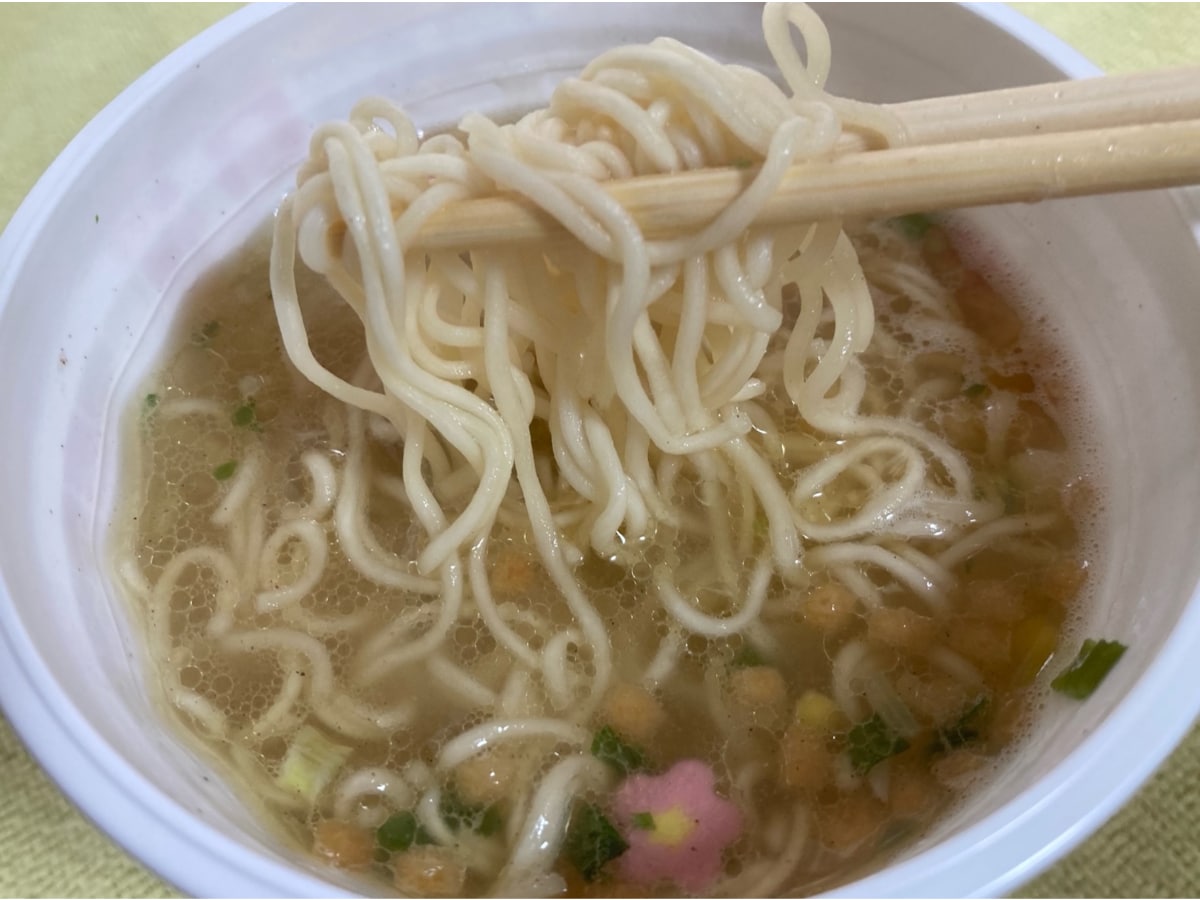 爽やかな香りが癖になる！【ローソン】岩塚製菓監修の山椒が効いた塩ラーメン